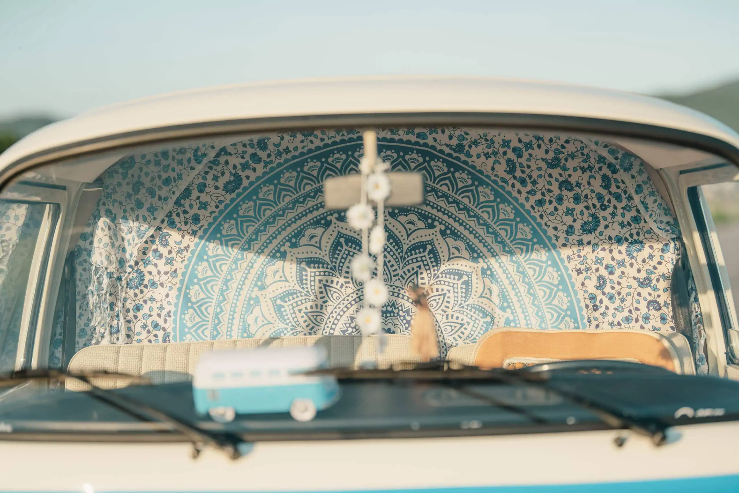 Fotobulli Bernd von vorn mit blau-weißem Mandala-Sonnenschutz und dekorierter Fotobox im Inneren.