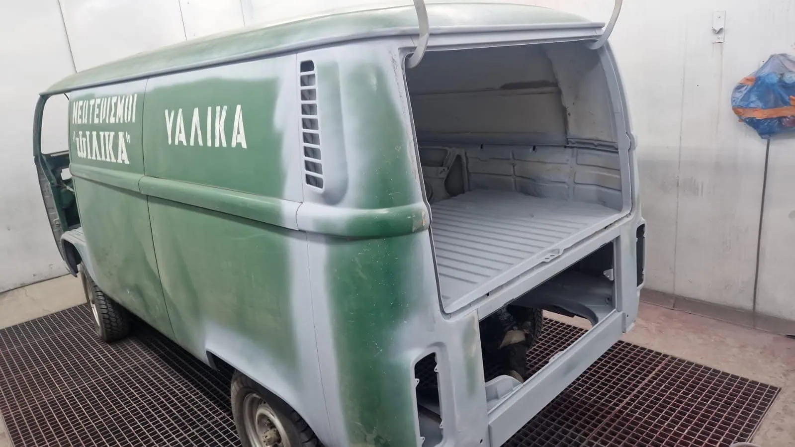 Fotobus Bernd vor der Restaurierung in der Werkstatt - Laderaum leer, Teile fehlen.